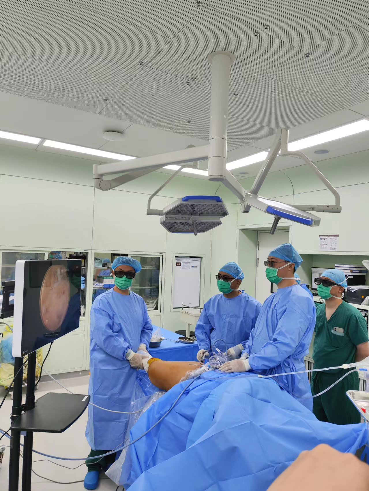j9.com九游会医疗助力上海十院成功完成首例3D关节镜下臀肌挛缩松解术--同济医院