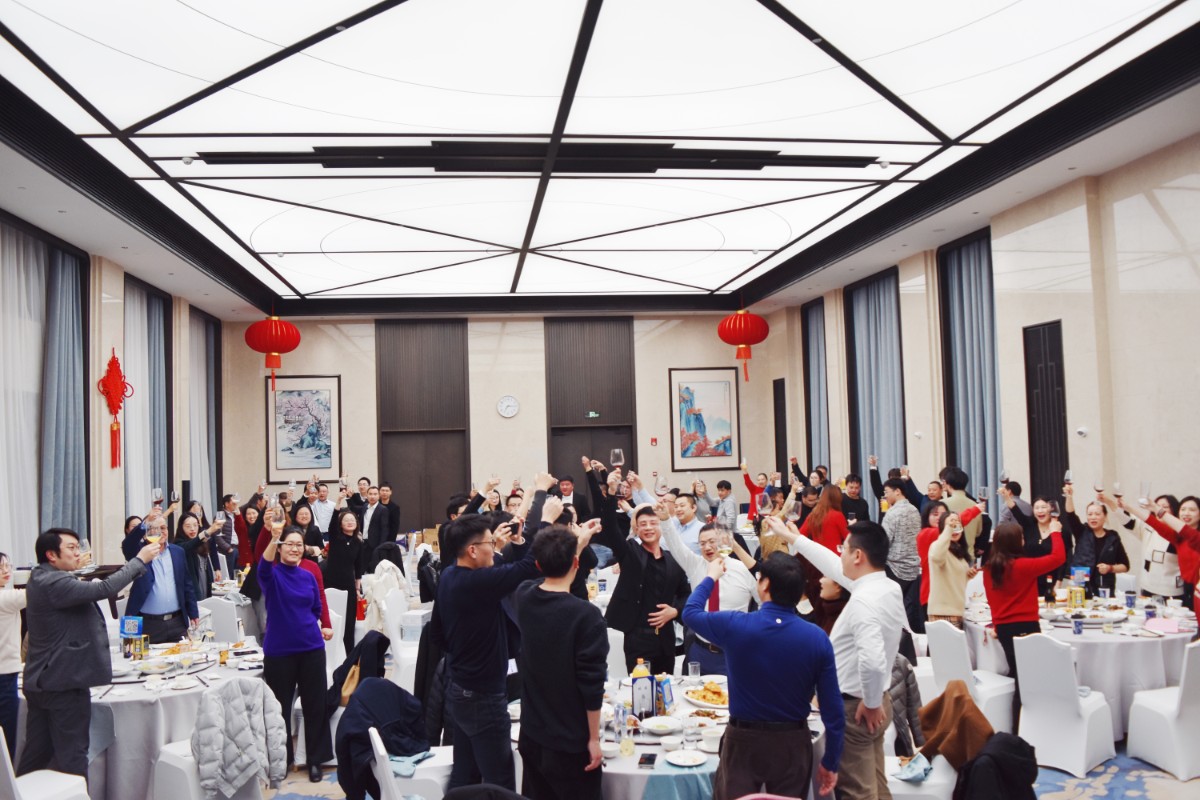 j9.com九游会集团年会盛况空前 ——“勇立潮头扬远帆”主题晚会圆满成功